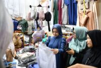 Ketua TP PKK Kota Padang Ny. Dian Puspita Fadly Amran mengunjungi pusat perbelanjaan Pasar Raya Fase VII untuk berbelanja kebutuhan Lebaran, Jumat (28/3/2025). (Foto: Prokopim Padang)