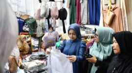 Ketua TP PKK Kota Padang Ny. Dian Puspita Fadly Amran mengunjungi pusat perbelanjaan Pasar Raya Fase VII untuk berbelanja kebutuhan Lebaran, Jumat (28/3/2025). (Foto: Prokopim Padang)