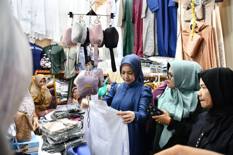 Ketua TP PKK Kota Padang Ny. Dian Puspita Fadly Amran mengunjungi pusat perbelanjaan Pasar Raya Fase VII untuk berbelanja kebutuhan Lebaran, Jumat (28/3/2025). (Foto: Prokopim Padang)