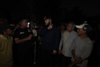 Wali Kota Padang Fadly Amran mengunjungi lokasi kejadian di Kecamatan Koto Tangah, Jumat malam (28/3/2025). (Foto: Prokopim Padang)