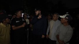 Wali Kota Padang Fadly Amran mengunjungi lokasi kejadian di Kecamatan Koto Tangah, Jumat malam (28/3/2025). (Foto: Prokopim Padang)