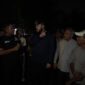 Wali Kota Padang Fadly Amran mengunjungi lokasi kejadian di Kecamatan Koto Tangah, Jumat malam (28/3/2025). (Foto: Prokopim Padang)