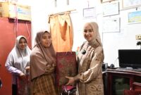 Istri Wali Kota Padang, Ny. Dian Puspita Fadly Amran Sp.JP menyerahkan bingkisan kepada anak panti asuhan. (Foto: Prokopim Padang)