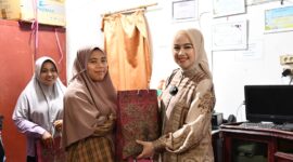 Istri Wali Kota Padang, Ny. Dian Puspita Fadly Amran Sp.JP menyerahkan bingkisan kepada anak panti asuhan. (Foto: Prokopim Padang)