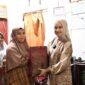 Istri Wali Kota Padang, Ny. Dian Puspita Fadly Amran Sp.JP menyerahkan bingkisan kepada anak panti asuhan. (Foto: Prokopim Padang)