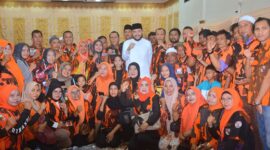 Wali Kota Padang Fadly Amran mengundang pimpinan ormas dan OKP se-Kota Padang buka puasa bersama di Palanta rumah dinas Wali Kota Padang, Sabtu (29/3/2025). (Foto: Prokopim Padang)