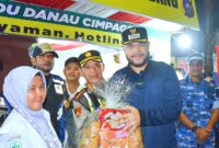 Wali Kota Padang Fadly Amran menyerahkan bingkisan kepada petugas kesehatan di salah satu Pospam. (Foto: Prokopim Padang)