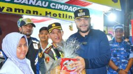 Wali Kota Padang Fadly Amran menyerahkan bingkisan kepada petugas kesehatan di salah satu Pospam. (Foto: Prokopim Padang)