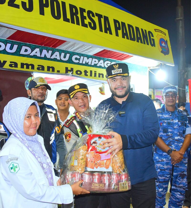 Wali Kota Padang Fadly Amran menyerahkan bingkisan kepada petugas kesehatan di salah satu Pospam. (Foto: Prokopim Padang)