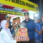 Wali Kota Padang Fadly Amran menyerahkan bingkisan kepada petugas kesehatan di salah satu Pospam. (Foto: Prokopim Padang)
