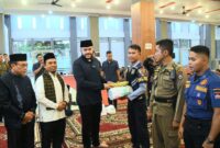 Wali Kota Padang Fadly Amran menyerahkan paket Lebaran kepada garda terdepan Pemko Padang. (Foto: Prokopim Padang)