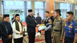 Wali Kota Padang Fadly Amran menyerahkan paket Lebaran kepada garda terdepan Pemko Padang. (Foto: Prokopim Padang)