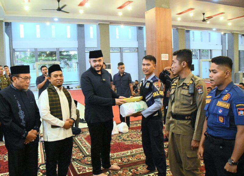 Wali Kota Padang Fadly Amran menyerahkan paket Lebaran kepada garda terdepan Pemko Padang. (Foto: Prokopim Padang)