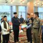 Wali Kota Padang Fadly Amran menyerahkan paket Lebaran kepada garda terdepan Pemko Padang. (Foto: Prokopim Padang)