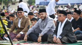 Wali Kota Padang Fadly Amran, Wawako Maigus Nasir, Sekdako Andree Algamar melaksanakan Shalat Idul Fitri 1446 H di Gelanggang Balai Kota Aie Pacah, Senin (31/3/2025). (Foto: Prokopim Padang)