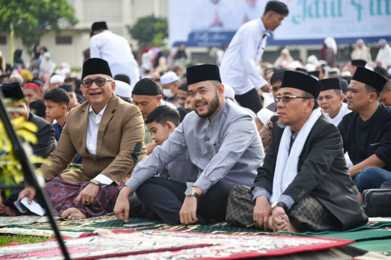 Wali Kota Padang Fadly Amran, Wawako Maigus Nasir, Sekdako Andree Algamar melaksanakan Shalat Idul Fitri 1446 H di Gelanggang Balai Kota Aie Pacah, Senin (31/3/2025). (Foto: Prokopim Padang)