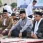 Wali Kota Padang Fadly Amran, Wawako Maigus Nasir, Sekdako Andree Algamar melaksanakan Shalat Idul Fitri 1446 H di Gelanggang Balai Kota Aie Pacah, Senin (31/3/2025). (Foto: Prokopim Padang)