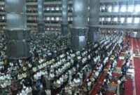 Presiden Prabowo Subianto dan Wapres Gibran Rakabuming Raka menunaikan Salat Idul Fitri di Masjid Istiqlal. (Tangkapan Layar Youtube Sekretariat Presiden)