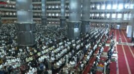 Presiden Prabowo Subianto dan Wapres Gibran Rakabuming Raka menunaikan Salat Idul Fitri di Masjid Istiqlal. (Tangkapan Layar Youtube Sekretariat Presiden)