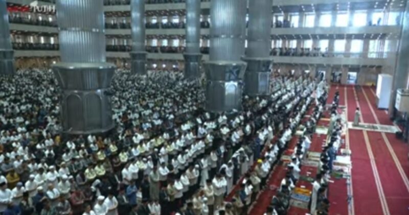 Presiden Prabowo Subianto dan Wapres Gibran Rakabuming Raka menunaikan Salat Idul Fitri di Masjid Istiqlal. (Tangkapan Layar Youtube Sekretariat Presiden)