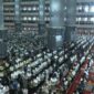Presiden Prabowo Subianto dan Wapres Gibran Rakabuming Raka menunaikan Salat Idul Fitri di Masjid Istiqlal. (Tangkapan Layar Youtube Sekretariat Presiden)