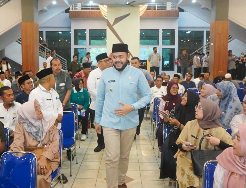 Wali Kota Padang, Fadly Amran menggelar pertemuan dengan pejabat struktural eselon II, III, dan IV, Rabu (5/3/2025). (Foto: Prokopim Padang)