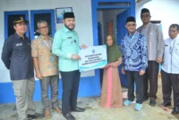 Wali Kota Padang, Fadly Amran meresmikan bedah rumah milik Wasnidar, seorang janda dengan dua anak yang bekerja sebagai pemulung, Kamis (27/3/2025). (Foto: Prokopim Padang)
