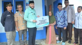 Wali Kota Padang, Fadly Amran meresmikan bedah rumah milik Wasnidar, seorang janda dengan dua anak yang bekerja sebagai pemulung, Kamis (27/3/2025). (Foto: Prokopim Padang)