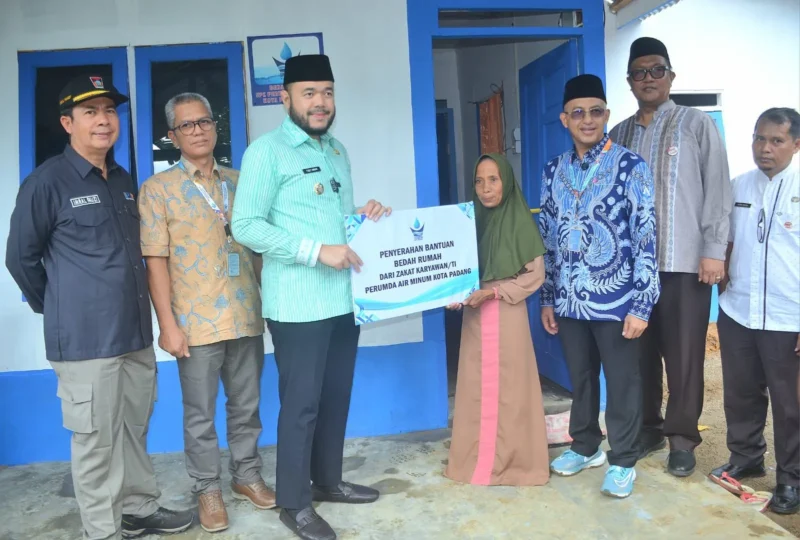 Wali Kota Padang, Fadly Amran meresmikan bedah rumah milik Wasnidar, seorang janda dengan dua anak yang bekerja sebagai pemulung, Kamis (27/3/2025). (Foto: Prokopim Padang)