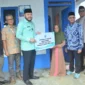 Wali Kota Padang, Fadly Amran meresmikan bedah rumah milik Wasnidar, seorang janda dengan dua anak yang bekerja sebagai pemulung, Kamis (27/3/2025). (Foto: Prokopim Padang)