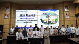Wali Kota Padang Fadly Amran saat pertemuan dengan Kepala Perwakilan BPKP Sumatera Barat, Arif Ardiyanto di Ruang Abu Bakar Ja'ar Balaikota Padang Aie Pacah, Senin (24/3/2025). (Foto: Prokopim Padang)