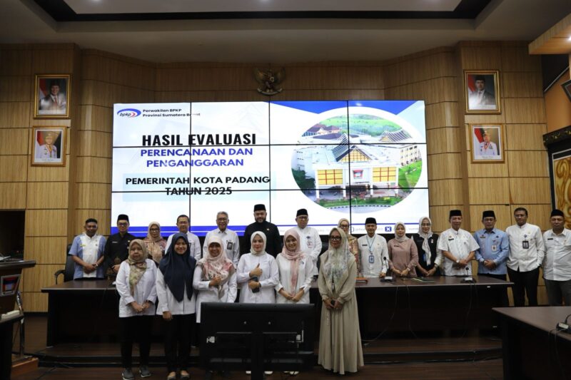 Wali Kota Padang Fadly Amran saat pertemuan dengan Kepala Perwakilan BPKP Sumatera Barat, Arif Ardiyanto di Ruang Abu Bakar Ja'ar Balaikota Padang Aie Pacah, Senin (24/3/2025). (Foto: Prokopim Padang)