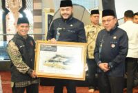 Wali Kota Padang Fadly Amran menerima foto Masjidil Aqsa Palestina dari Rangkiang Peduli Nagari (RPN). (Foto: Prokopim Padang)