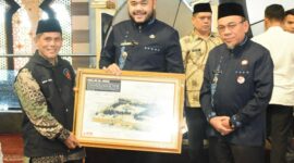 Wali Kota Padang Fadly Amran menerima foto Masjidil Aqsa Palestina dari Rangkiang Peduli Nagari (RPN). (Foto: Prokopim Padang)