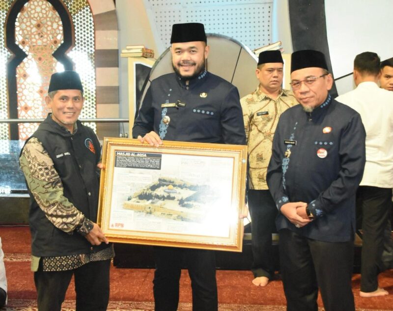 Wali Kota Padang Fadly Amran menerima foto Masjidil Aqsa Palestina dari Rangkiang Peduli Nagari (RPN). (Foto: Prokopim Padang)