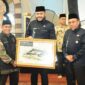 Wali Kota Padang Fadly Amran menerima foto Masjidil Aqsa Palestina dari Rangkiang Peduli Nagari (RPN). (Foto: Prokopim Padang)