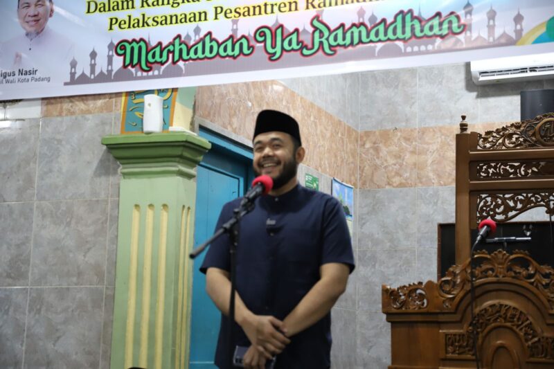 Wali Kota Padang, Fadly Amran melaksanakan Safari Ramadan di Masjid Taufiq, Kecamatan Kuranji, Kota Padang, pada Rabu (12/3/2025). (Foto: Prokopim Padang) 