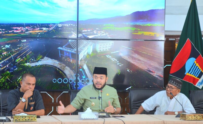 Wali Kota Padang Fadly Amran mengadakan pertemuan dengan KPP Padang serta beberapa perwakilan pedagang di kawasan Pasar Raya Padang, Selasa (11/3/2025). (Foto: Prokopim Padang)