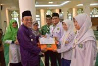 Wakil Wali Kota Padang Maigus Nasir mengukuhkan pengurus Forum Remaja Masjid Agung Nurul Iman untuk masa bakti 2025-2027, Senin (24/3/2025). (Foto: Prokopim Padang)
