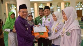 Wakil Wali Kota Padang Maigus Nasir mengukuhkan pengurus Forum Remaja Masjid Agung Nurul Iman untuk masa bakti 2025-2027, Senin (24/3/2025). (Foto: Prokopim Padang)