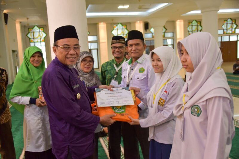 Wakil Wali Kota Padang Maigus Nasir mengukuhkan pengurus Forum Remaja Masjid Agung Nurul Iman untuk masa bakti 2025-2027, Senin (24/3/2025). (Foto: Prokopim Padang)