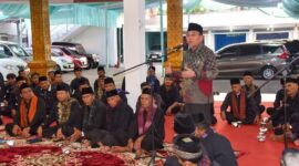 Wakil Wali Kota Padang Maigus Nasir berbuka puasa bersama dengan DPD PPSI Kota Padang, di Palanta Rumah Dinas Wali Kota, Minggu (16/3/2025). (Foto: Prokopim Padang)