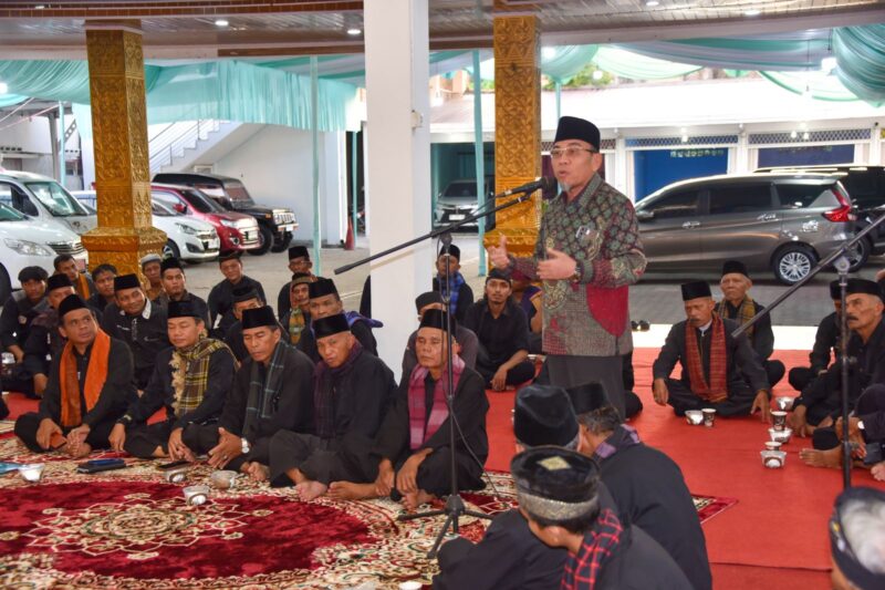 Wakil Wali Kota Padang Maigus Nasir berbuka puasa bersama dengan DPD PPSI Kota Padang, di Palanta Rumah Dinas Wali Kota, Minggu (16/3/2025). (Foto: Prokopim Padang)