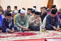 Waki Wali Kota Padang Maigus Nasir buka puasa bersama dengan FKDT, Baznas Padang, BKS TPQ-TQA serta LDS Kota Padang di Palanta Dinas Wali Kota Padang pada Jumat (21/3/2025). (Foto: Prokopim Padang)