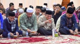Waki Wali Kota Padang Maigus Nasir buka puasa bersama dengan FKDT, Baznas Padang, BKS TPQ-TQA serta LDS Kota Padang di Palanta Dinas Wali Kota Padang pada Jumat (21/3/2025). (Foto: Prokopim Padang)