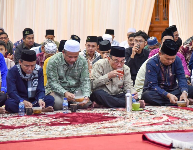 Waki Wali Kota Padang Maigus Nasir buka puasa bersama dengan FKDT, Baznas Padang, BKS TPQ-TQA serta LDS Kota Padang di Palanta Dinas Wali Kota Padang pada Jumat (21/3/2025). (Foto: Prokopim Padang)