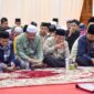 Waki Wali Kota Padang Maigus Nasir buka puasa bersama dengan FKDT, Baznas Padang, BKS TPQ-TQA serta LDS Kota Padang di Palanta Dinas Wali Kota Padang pada Jumat (21/3/2025). (Foto: Prokopim Padang)