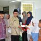 Wakil Wali Kota Padang, Maigus Nasir menyerahkan santunan kepada anak yatim di Masjid Ukhuwah, Komplek Perkantoran Balai Kota Padang, Aie Pacah, pada Jumat (21/3/2025). (Foto: Prokopim Padang)
