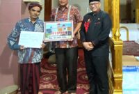 Sekda Padang Andree Algamar memberikan bantuan hibah sebesar Rp 15 juta kepada Masjid Nurul Islam. (Foto: Prokopim Padang)
