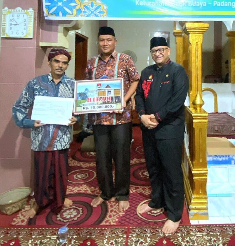 Sekda Padang Andree Algamar memberikan bantuan hibah sebesar Rp 15 juta kepada Masjid Nurul Islam. (Foto: Prokopim Padang)